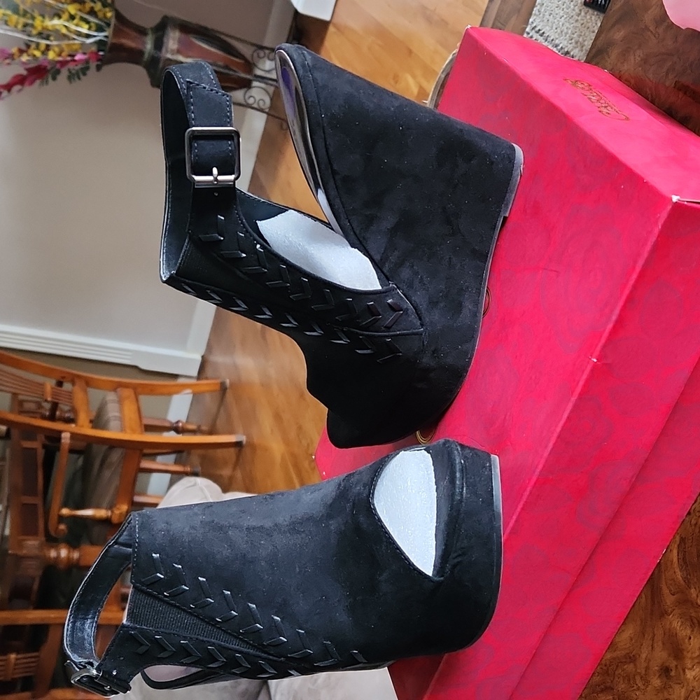 Carlos Santana open toe wedge shoe black,  size 8.5M